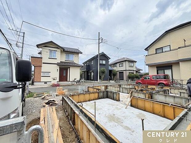 東武東上線「鶴ヶ島」駅徒歩13分。小・中学校や商業施設が徒歩圏内に揃い、子育て世帯にも嬉しい暮らしやすい住環境です。