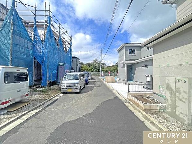 周辺にはスーパーやドラッグストア、飲食店など、日々の暮らしに便利な施設が集まっています。