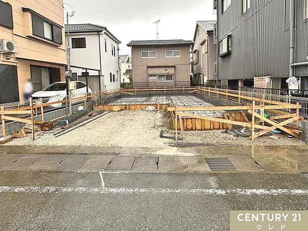現在基礎の状態です。地盤調査を行った後に、家の面積と同じ大きさの基礎を作ることでしっかりと家を支えます。