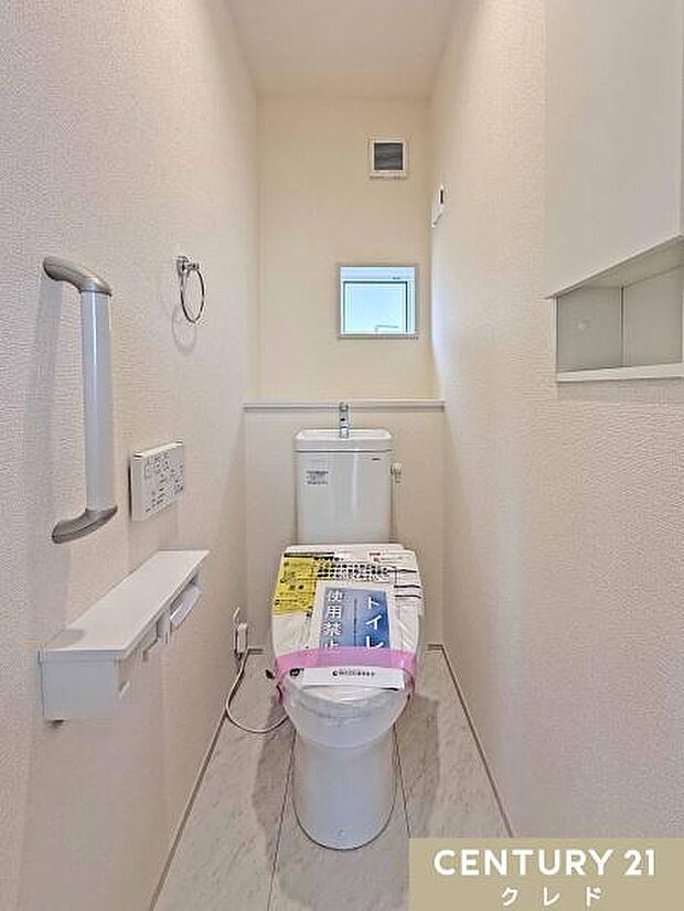 窓から自然光が入り、明るく爽やかな印象のトイレです。温水洗浄便座付きで毎日快適。お手入れもしやすく、清潔な状態を保ちやすいのも魅力です。