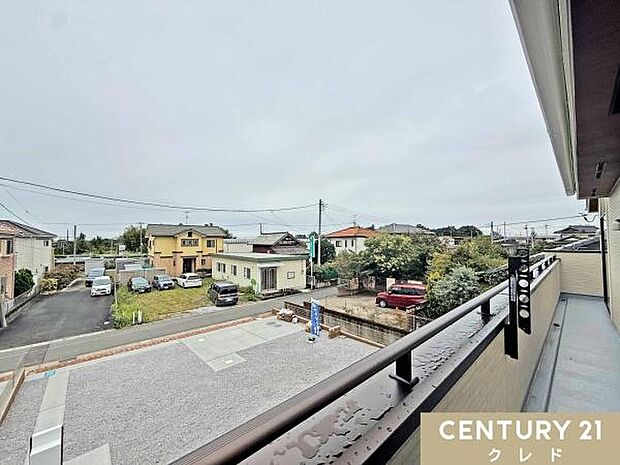 バルコニーからの眺望です。晴れた日には青空が広がり、心地よい風に包まれながら、ゆったりとした時間をお過ごしいただけます。