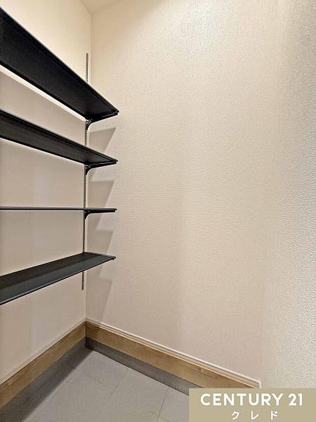 可動棚付きの土間収納は、ベビーカーやゴルフバッグなどの大きな荷物もすっきり収納。玄関まわりをきれいに保ちやすいのも嬉しいポイントです。