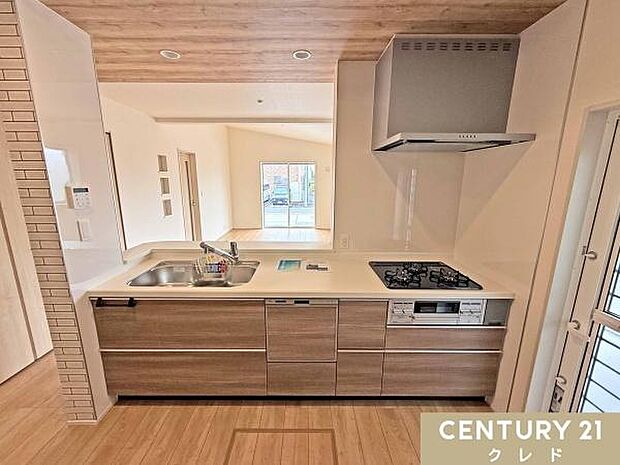 収納豊富なシステムキッチンは動線にゆとりを作り、住空間を広く確保。3口コンロや家事の時短に大活躍の食洗機など、家事をサポートする設備も充実しています。