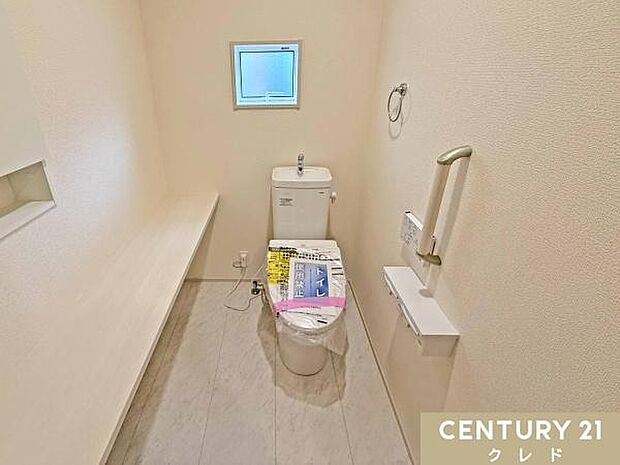 窓から自然光が入り、明るく爽やかな印象のトイレです。温水洗浄便座付きで毎日快適。お手入れもしやすく、清潔な状態を保ちやすいのも魅力です。