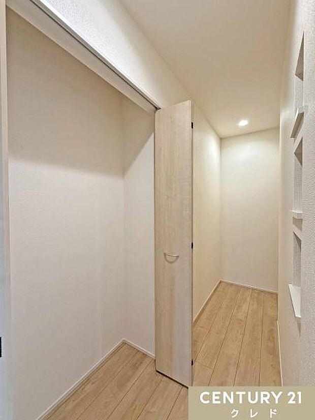 生活動線がワンフロアにまとまる平屋に嬉しい廊下収納。どの部屋からもアクセスしやすく、掃除機や季節家電、日用品のストックなどをまとめて収納できます。