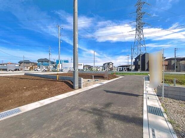 藤小・中学校まで徒歩17分。お子様も無理なく通える安心の距離感で、子育て世帯にうれしいロケーション。朝ゆったりと余裕を持った時間を確保できるのも嬉しいですね。