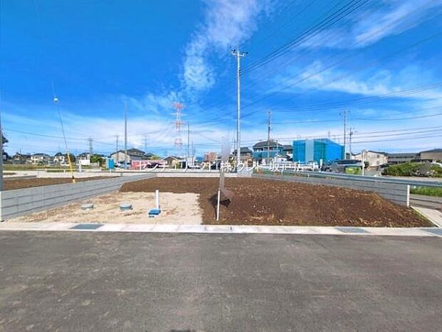 2台駐車可能なカースペース付き。車の出し入れがしやすく、ご家族で複数台所有の方や来客時にも安心してご利用いただけます。