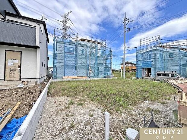 敷地40坪以上のゆとりある全11区画。商業施設が身近に揃い、毎日のお買い物にも便利な住環境。新生活を始める子育てファミリーにもおすすめの立地です。