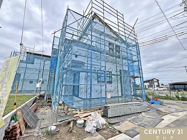水回りを近くにまとめ、洗面室横にWICを設けた家事効率の高い間取りが魅力です。着々と進む現地の様子をぜひご覧ください。