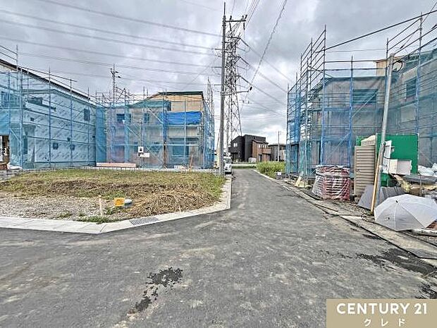 駐車スペースは2台分を確保しており、毎日の出し入れもスムーズ。前面道路は分譲地内の新設道路のため、交通量が少なく落ち着いた住環境です。