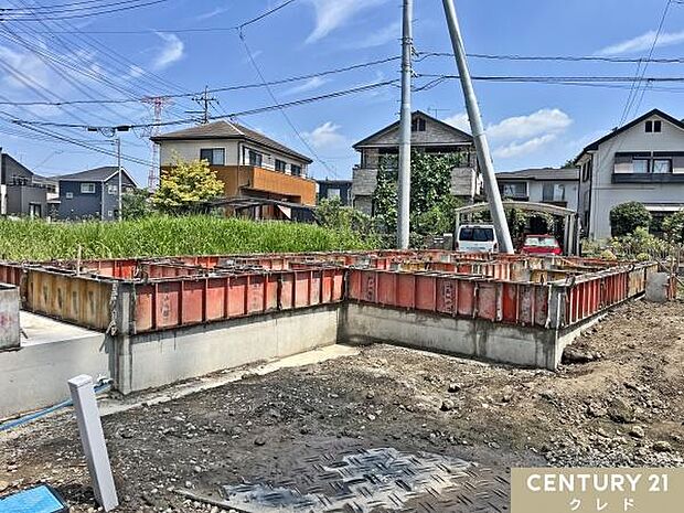 現在基礎の状態です。地盤調査を行った後に、家の面積と同じ大きさの基礎を作ることでしっかりと家を支えます。