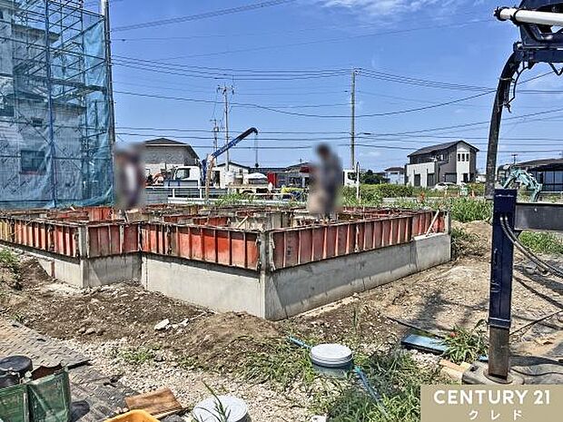 3法道路に囲まれた開放的な新築分譲住宅。完成に向けて丁寧に施工が進んでいます。完成後は室内の写真も合わせてご紹介します。