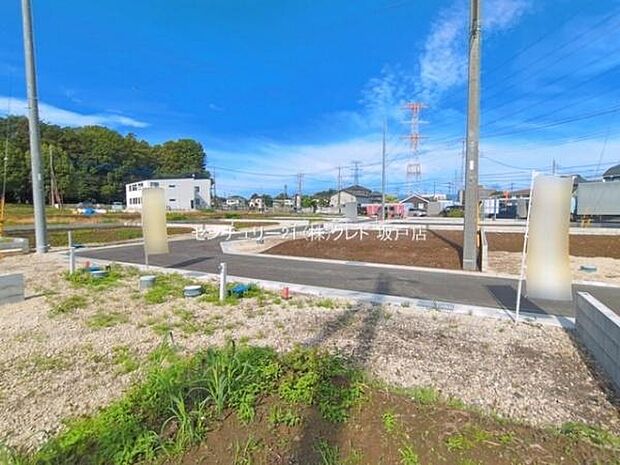 2台駐車可能なカースペース付き。車の出し入れがしやすく、ご家族で複数台所有の方や来客時にも安心してご利用いただけます。