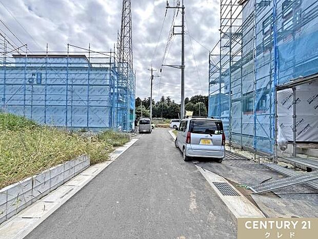 敷地40坪以上のゆとりある全11区画。商業施設が身近に揃い、毎日のお買い物にも便利な住環境。新生活を始める子育てファミリーにもおすすめの立地です。