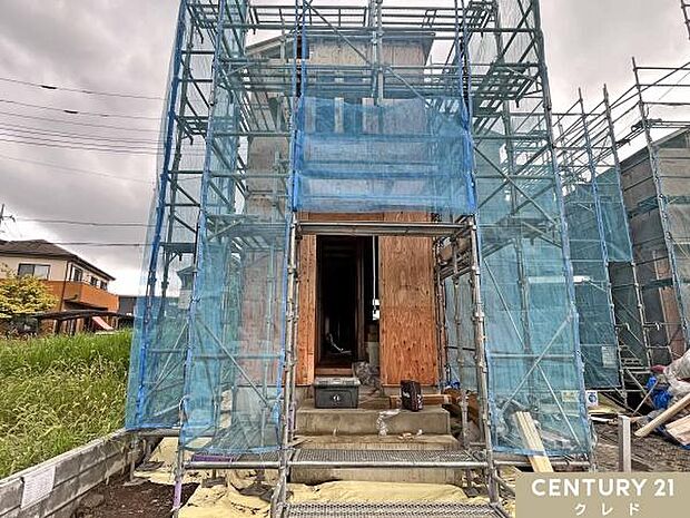 上棟しました。建物の骨組みもできあがり、少しずつ住まいの形が見えてきました。完成前の今だからこそ見られる構造を、ぜひ現地でご覧ください。