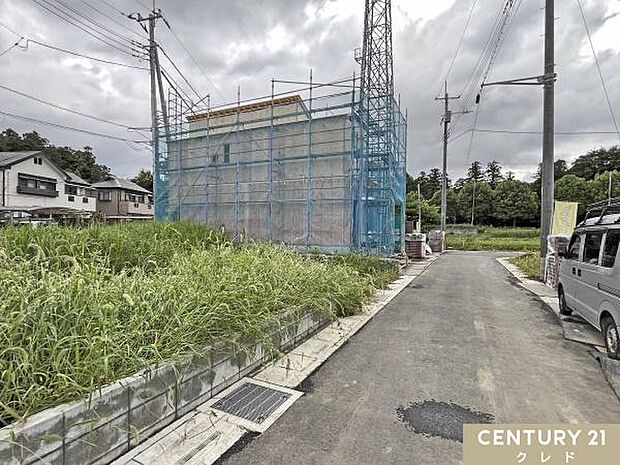 東側7.8m・西側約4.2mの両面道路に面した開放感のある住まい。陽当り・風通しにも恵まれ、明るく心地よい暮らしが楽しめます。