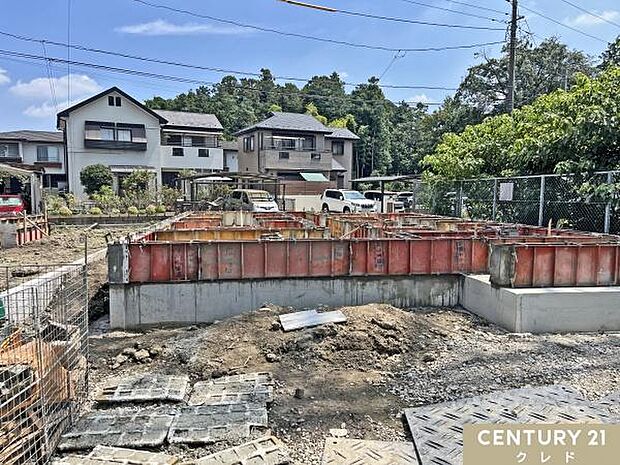 現在基礎の状態です。地盤調査を行った後に、家の面積と同じ大きさの基礎を作ることでしっかりと家を支えます。