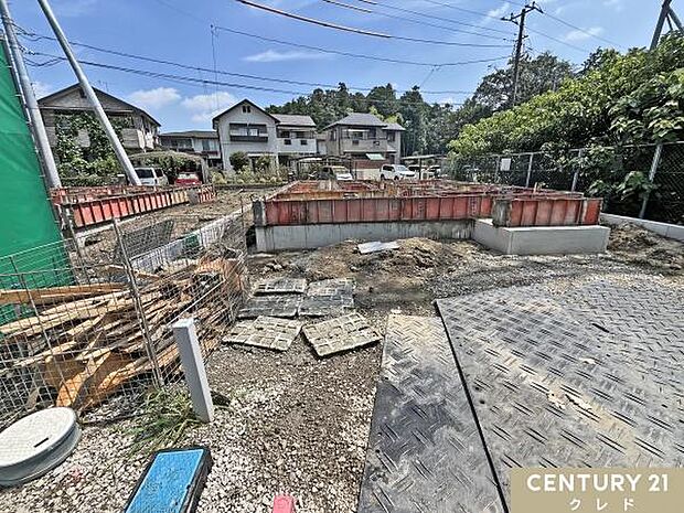 3法道路に囲まれた開放的な新築分譲住宅。完成に向けて丁寧に施工が進んでいます。完成後は室内の写真も合わせてご紹介します。