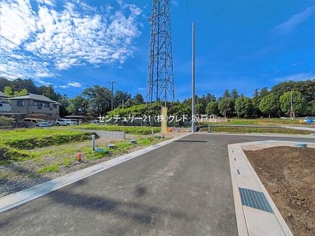 2台駐車可能なカースペース付き。車の出し入れがしやすく、ご家族で複数台所有の方や来客時にも安心してご利用いただけます。
