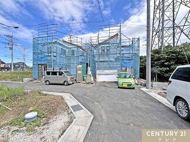 2台駐車可能なカースペース付き。車の出し入れがしやすく、ご家族で複数台所有の方や来客時にも安心してご利用いただけます。