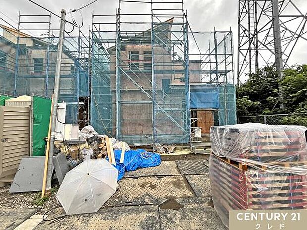 上棟しました。建物の骨組みもできあがり、少しずつ住まいの形が見えてきました。完成前の今だからこそ見られる構造を、ぜひ現地でご覧ください。
