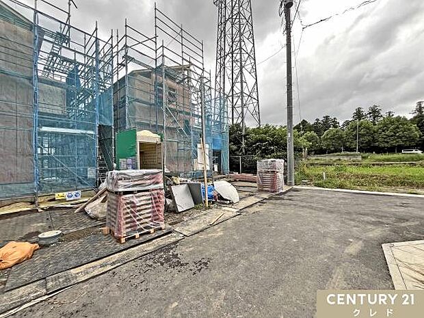 東側7.8m・西側約4.2mの両面道路に面した開放感のある住まい。陽当り・風通しにも恵まれ、明るく心地よい暮らしが楽しめます。
