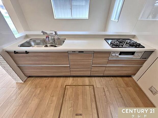 収納豊富なシステムキッチンは動線にゆとりを作り、住空間を広く確保。キッチンツールなどもすっきりと収納することができ毎日のお料理やお掃除も快適に行うことができます。
