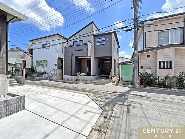 スーパー・コンビニ・ドラッグストアなど、毎日のお買い物に欠かせない商業施設が徒歩圏内に充実。シニア世帯からファミリー層まで幅広い世帯にオススメです。