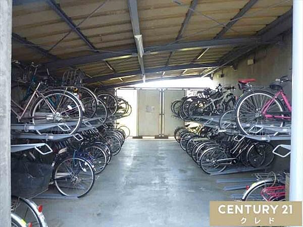 【駐輪場】通勤・通学など自転車をお使いのご家族もご利用いただけます。（100～200/月）屋根の付いた駐輪スペースは雨などによる錆から自転車を守ります。