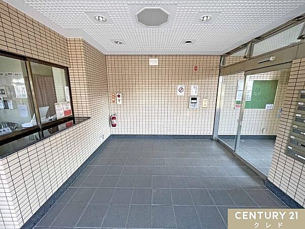 きれいに手入れされたエントランスが魅力。清潔感のある共用スペースで、毎日の帰宅を気持ちよく迎えてくれます。