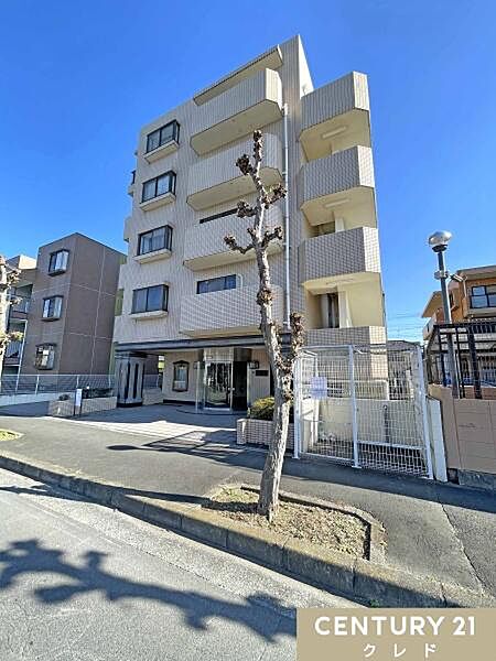 東武東上線「若葉」駅徒歩19分。閑静な住宅街に佇む、低層で落ち着いた雰囲気のコミュニティ。