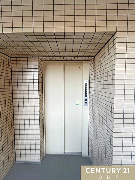 【エレベーター】お住まいの階までエレベーターを使用することができます。足腰の弱い方や買い物帰りの沢山の荷物を運ぶときなどには重宝しますね。
