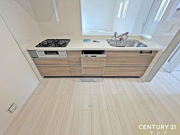 収納豊富なシステムキッチンは動線にゆとりを作り、住空間を広く確保。3口コンロや家事の時短に大活躍の食洗機など、家事をサポートする設備も充実しています。