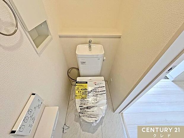 明るく爽やかな印象のトイレです。温水洗浄便座付きで毎日快適。お手入れもしやすく、清潔な状態を保ちやすいのも魅力です。