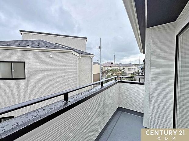 南側と北側の2面バルコニー付き。洗濯物や布団を干すスペースをしっかり確保でき、家事にも便利。用途に合わせて使い分けられる嬉しい間取りです。