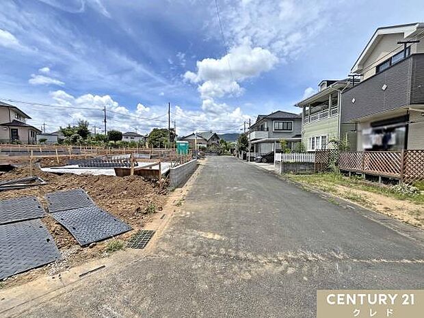 東武越生線「武州唐沢」駅徒歩7分。駐車場は全棟、並列2台分を確保!前面道路は幅員約6mの公道で、駐車やお車の出し入れもスムーズに行えます。