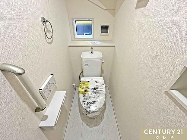 明るく爽やかな印象のトイレです。温水洗浄便座付きで毎日快適。お手入れもしやすく、清潔な状態を保ちやすいのも魅力です。
