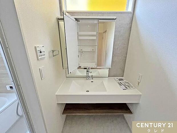 大理石調カウンターが映えるオープンサニタリー。洗面台下部がオープンになっているため、ランドリーバスケットや収納ボックスを自由に配置できます。