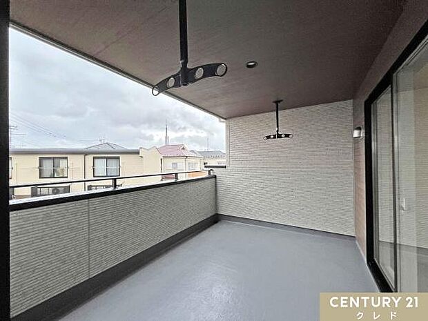 陽光がたっぷり差し込む南西向きのインナーバルコニー。屋根付きなので急な雨にも慌てることなく、安心して洗濯物を干すことができます。