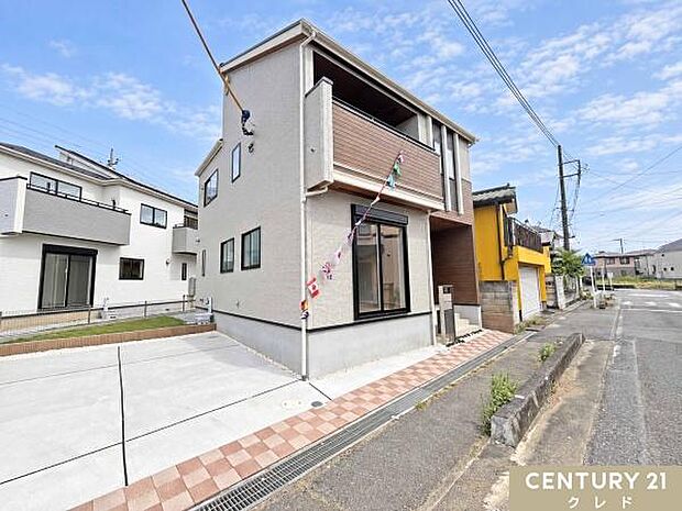 桜小・中学校まで3分でお子さまの通学も安心。東武東上線「北坂戸」駅徒歩12分。商業施設や公共施設も徒歩圏内に揃う、暮らしやすい住環境です。