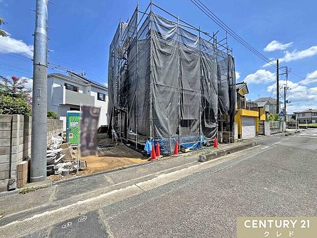 南西6m道路に面した陽当り良好な住まい。駐車場は並列2台分確保し、複数台お車をお持ちの方も安心。