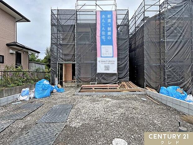 上棟を終え、徐々に住まいの全体像が見えてきました。完成に向けて工事が進行中です。