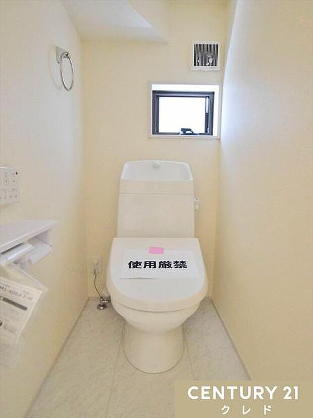 窓から自然光が入り、明るく爽やかな印象のトイレです。温水洗浄便座付きで毎日快適。お手入れもしやすく、清潔な状態を保ちやすいのも魅力です。
