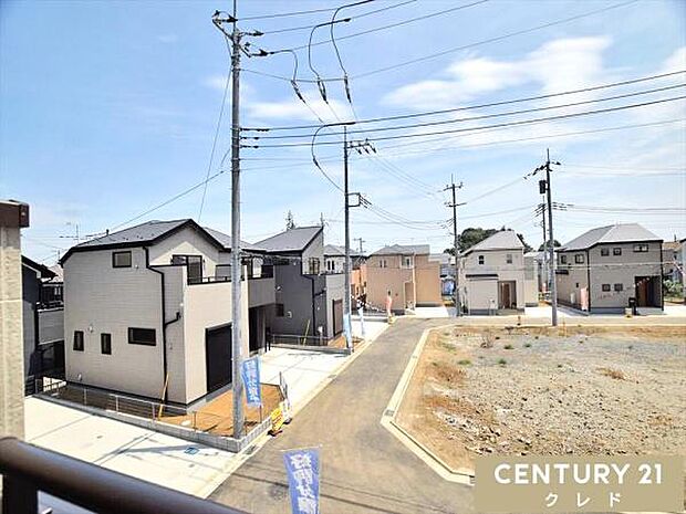 バルコニーからの眺望です。晴れた日には青空が広がり、心地よい風に包まれながら、ゆったりとした時間をお過ごしいただけます。