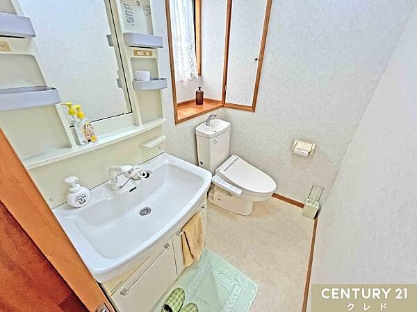 1・2階の両方に洗面台とトイレを完備。慌ただしい朝の身支度もラッシュが重ならずスムーズに行えます。2世帯住宅や来客時にも嬉しいポイントです。