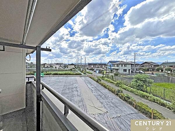 バルコニーからの眺望です。晴れた日には青空が広がり、心地よい風に包まれながら、ゆったりとした時間をお過ごしいただけます。