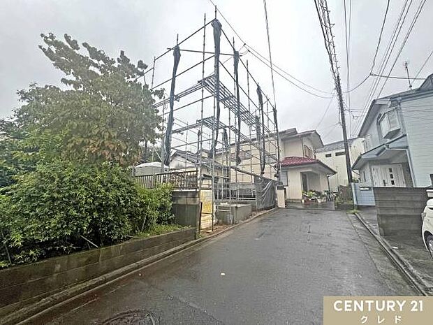 快適性と省エネ性にこだわったZEH水準の住まい。前面道路は南西側4.2m。車通りが少なく、駐車も安心。