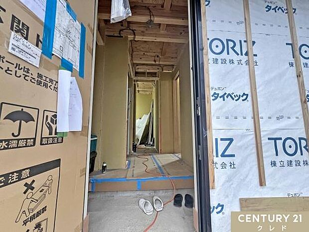 玄関から室内へ続く空間も少しずつ形になり、完成に向けて順調に工事が進んでいます。完成をお楽しみに!