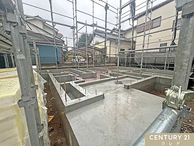 基礎工事が完了し、足場が組まれました。建物を支える大切な土台部分を、しっかりと確認いただけます。
