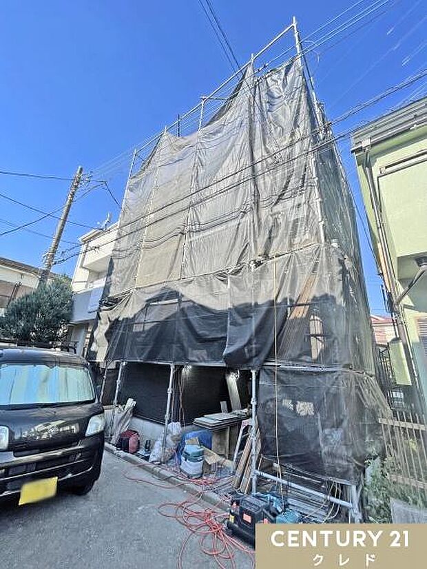 防水シートと外壁の2つの工程を重ねることで骨組みとなる木材を湿気などから守ります。完成まで随時写真を更新します。